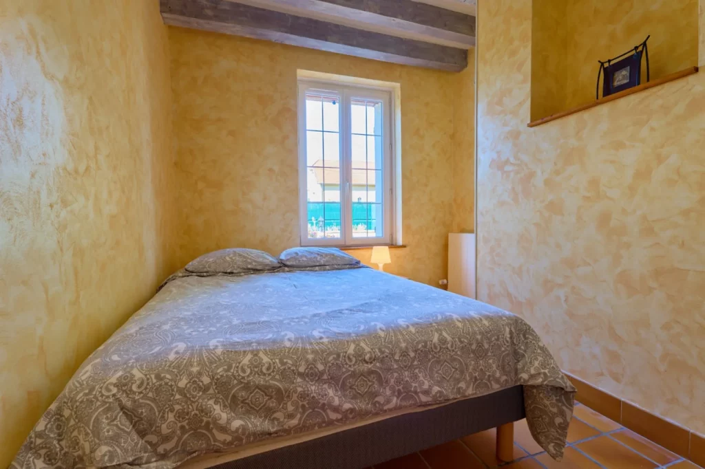 Chambre au rez-de-chaussée avec lit double