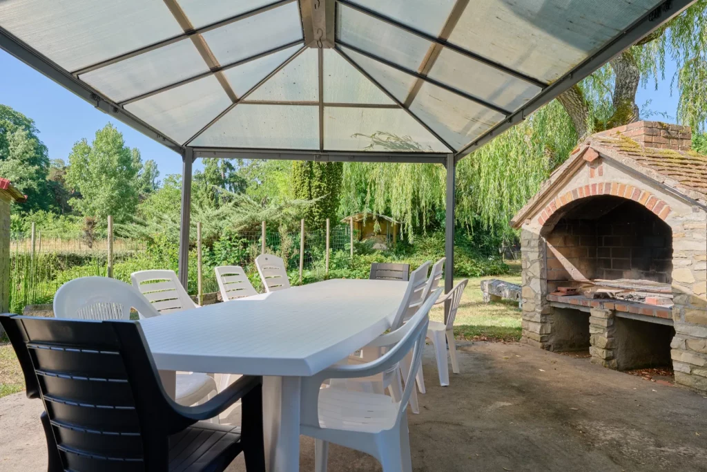 Vu sur le salon, jardin et le barbecue