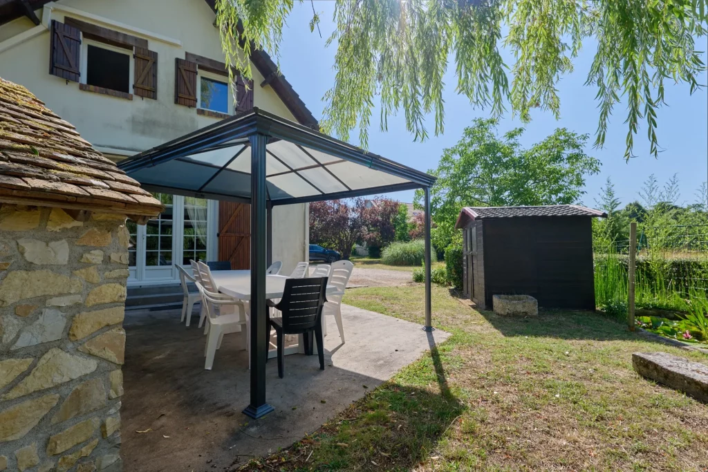 Vue sur la pergola et sur l'étang