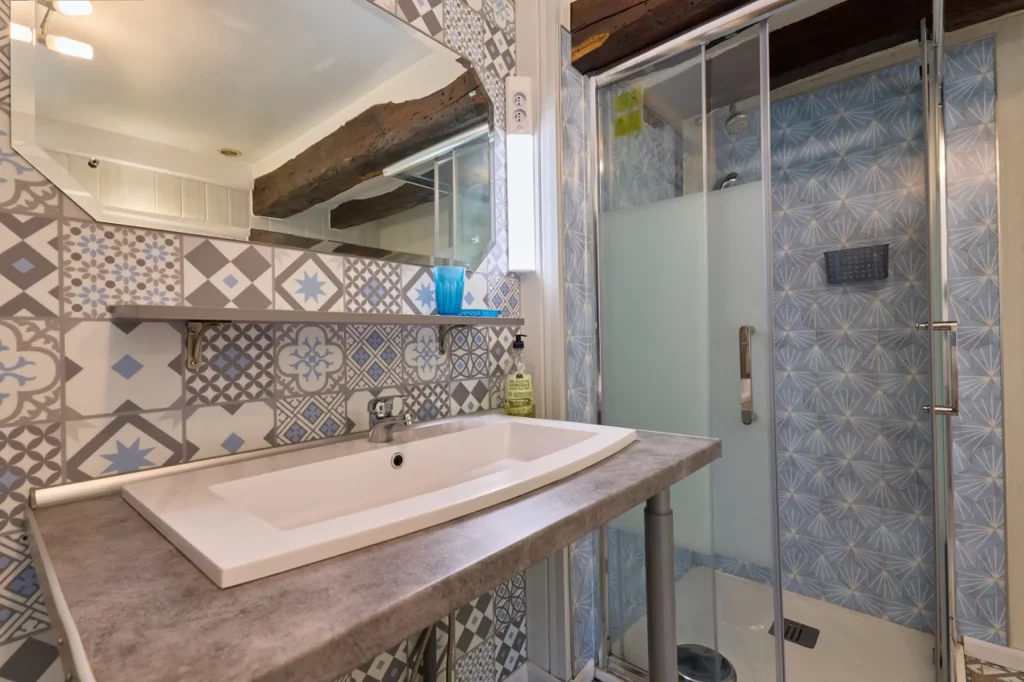 Gros plan dans la salle de bain au rez-de-chaussée