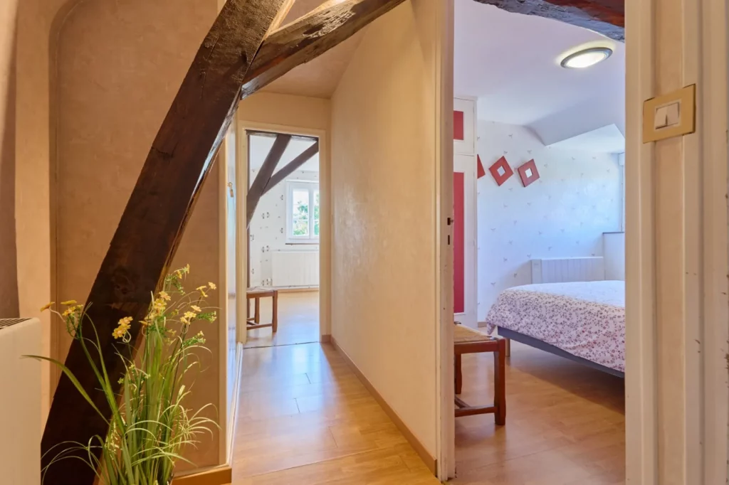 Accès à la chambre parentale et à la chambre rouge vue sur le palier