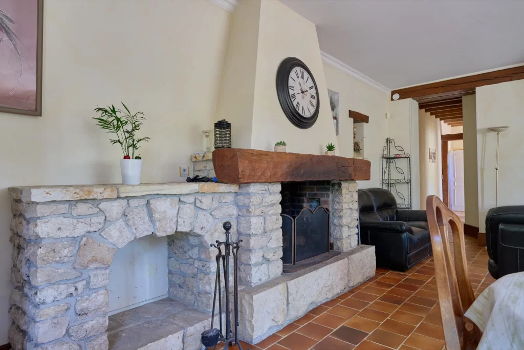 Gros plan sur la cheminée