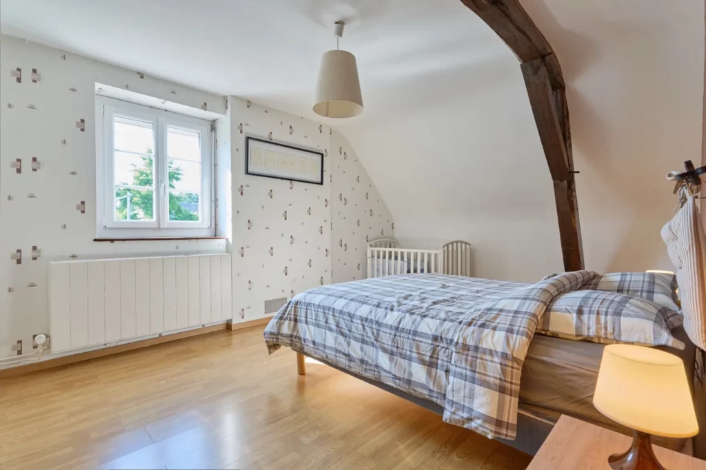 Chambre parentale avec lit bébé