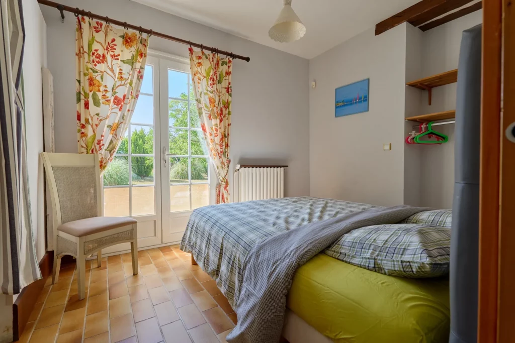 Vue d'ensemble de la chambre au rez-de-chaussée