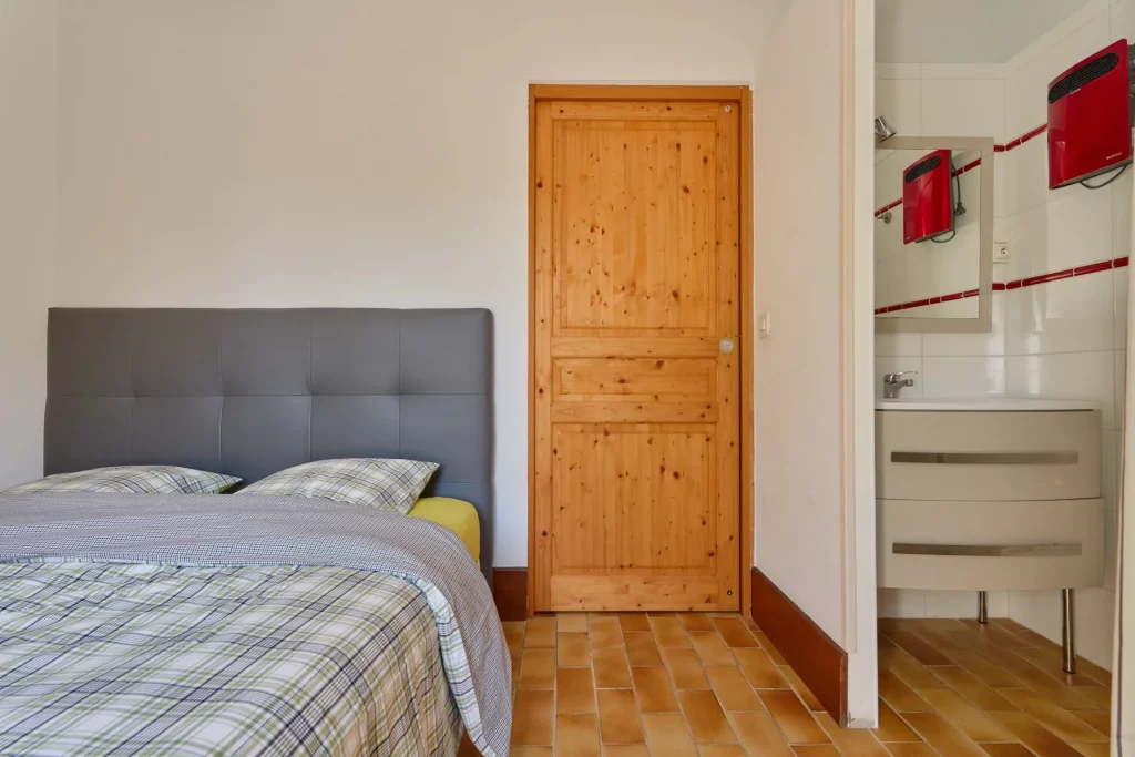 Ensemble de la chambre au rez-de-chaussée