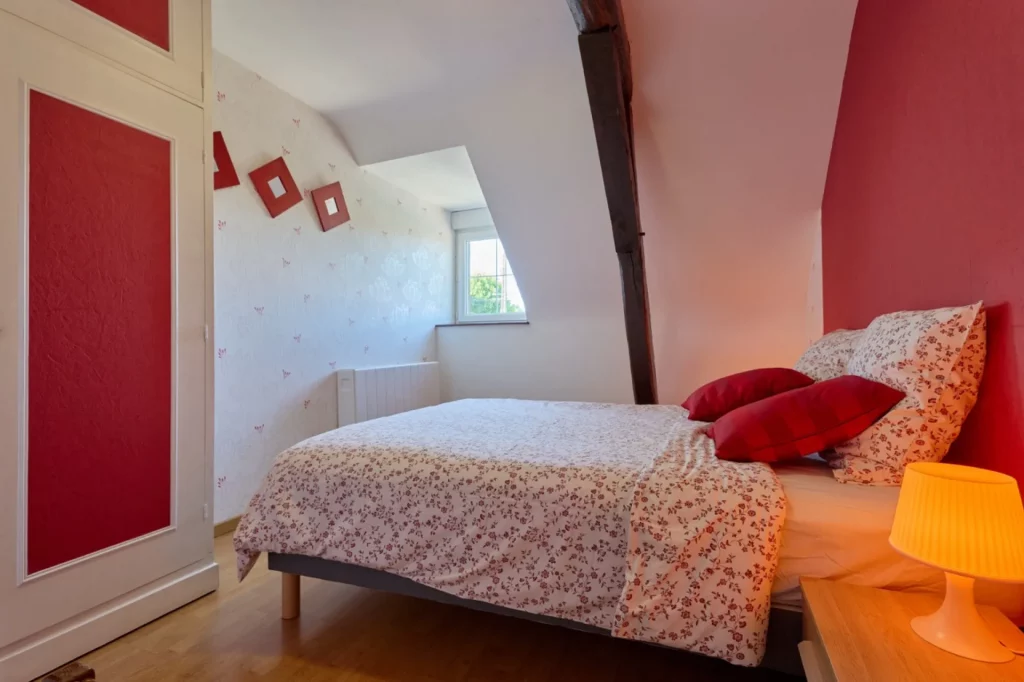 Vue d'ensemble de la chambre rouge avec lit double
