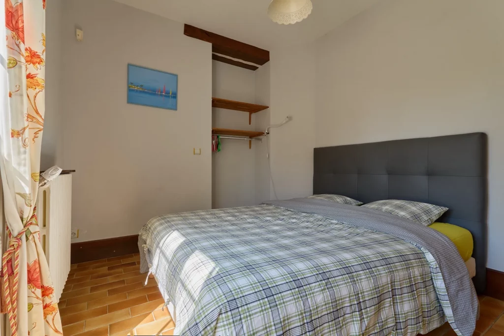 Chambre au rez-de-chaussée avec accès sur le jardin