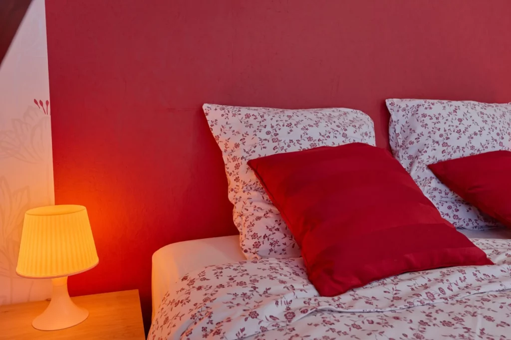 Plan sur le lit de la chambre rouge