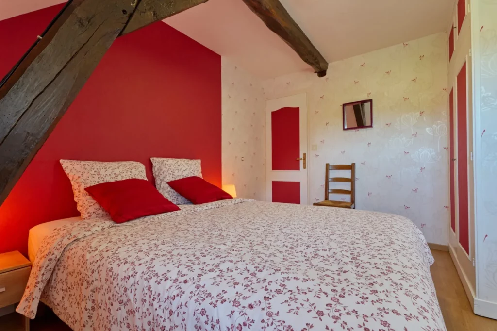 Vue d'ensemble de la chambre rouge