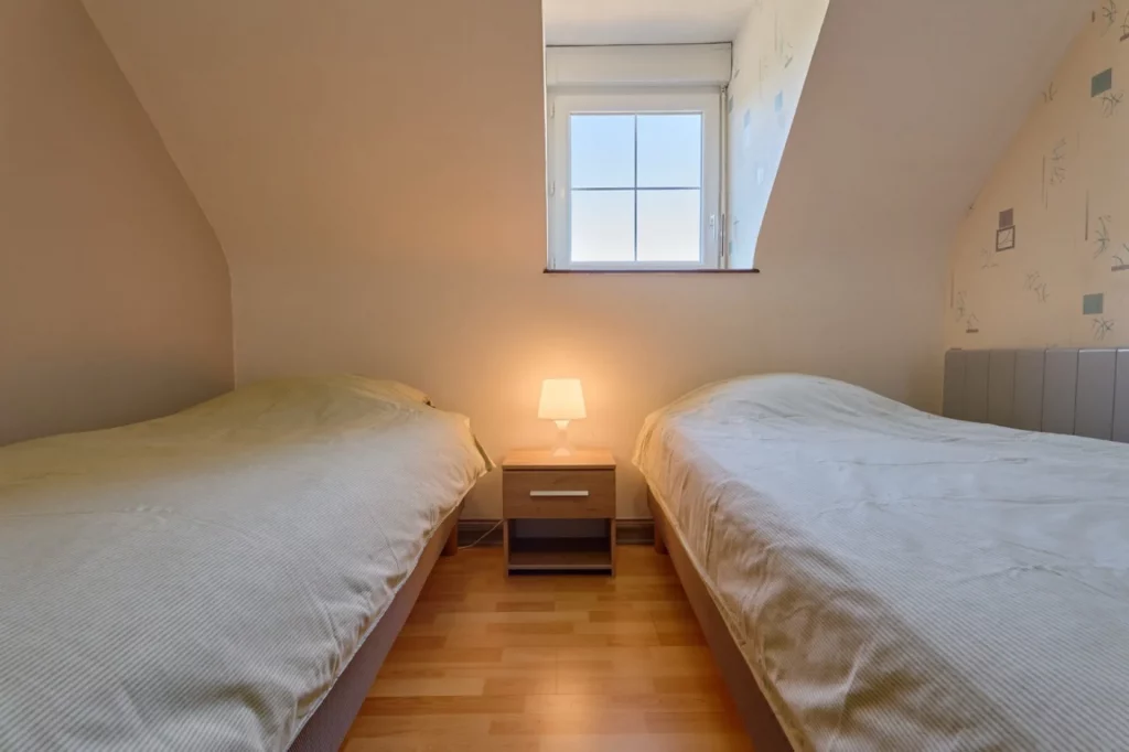 Chambre avec deux lits simples