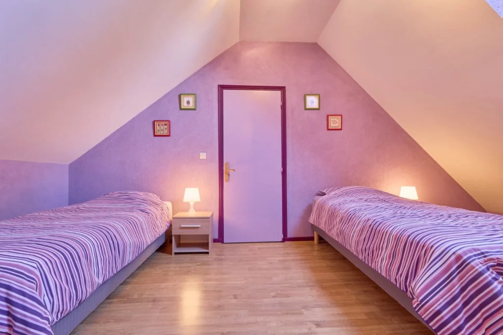 Vue d'ensemble de la chambre violette