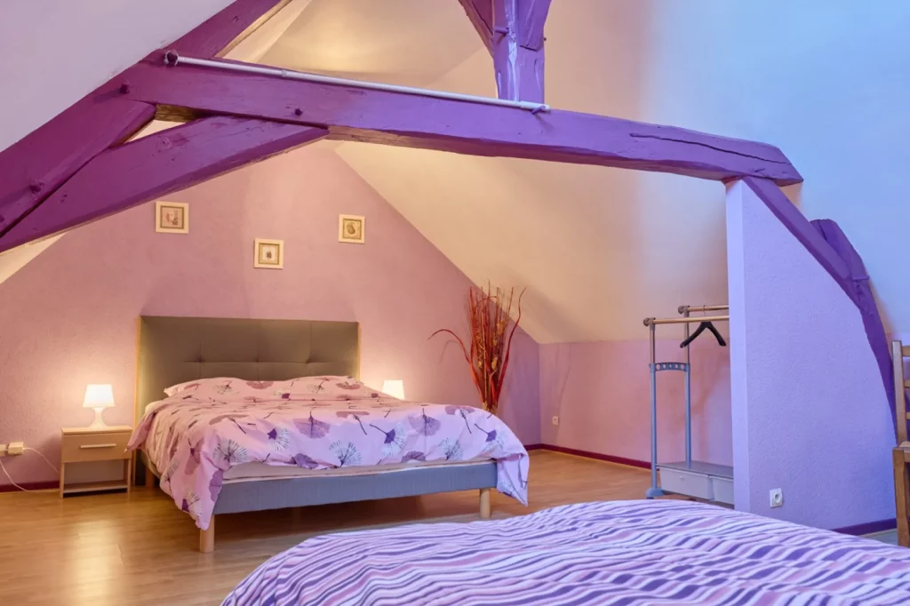 Vue d'ensemble de la chambre violette