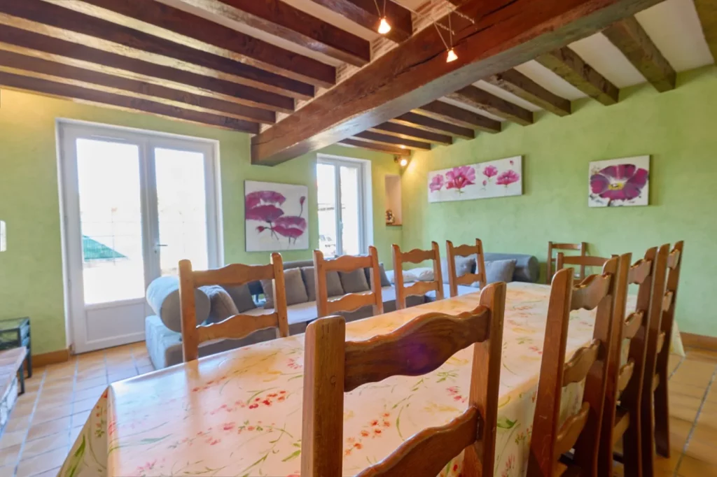 Vue d'ensemble de l'espace repas de la salle à manger