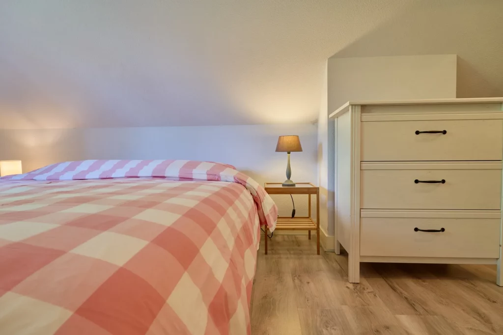 Plan sur lit et commode dans chambre etage