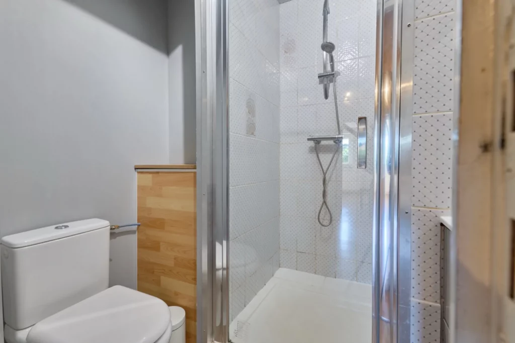 Gros plan sur la douche à l'étage