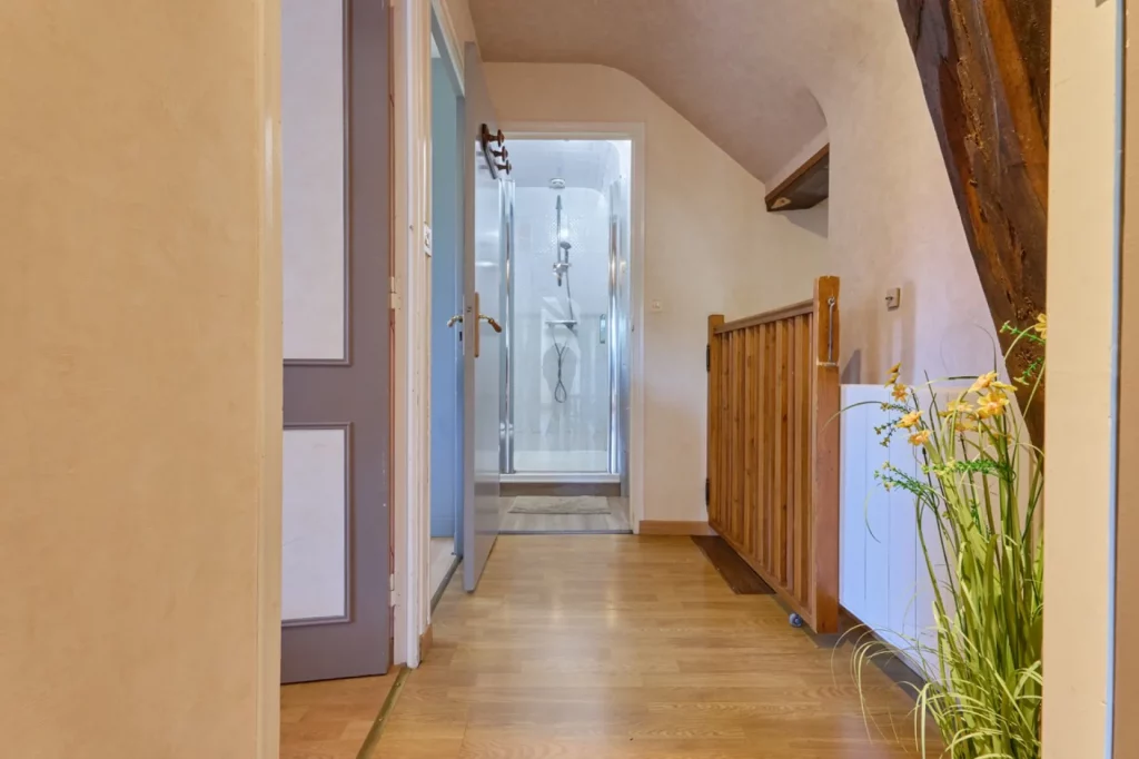 Palier, donnant accès aux chambres et à la salle de bain