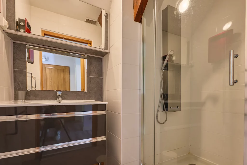 Salle de bain avec cabine de douche