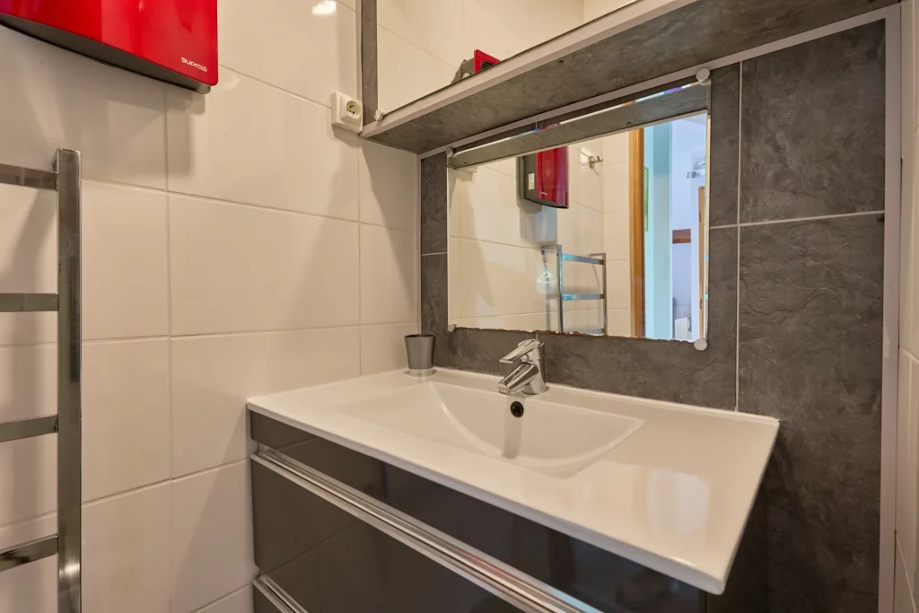 Gros plan sur la vasque d'une salle de bain à l'étage