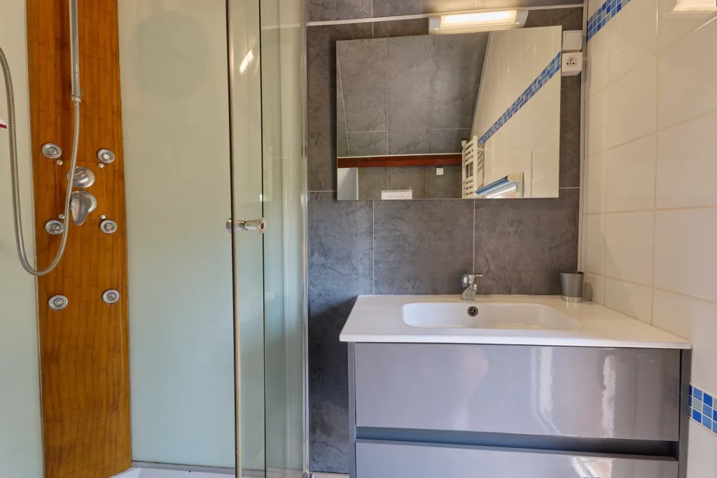 Gros plan sur la salle de bain à l'étage