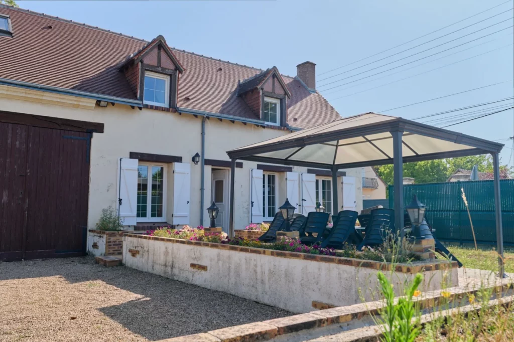 Vue d'ensemble de la maison avec la pergola