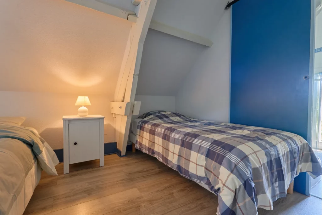 Gros plan sur lit, simple de la chambre à l'étage