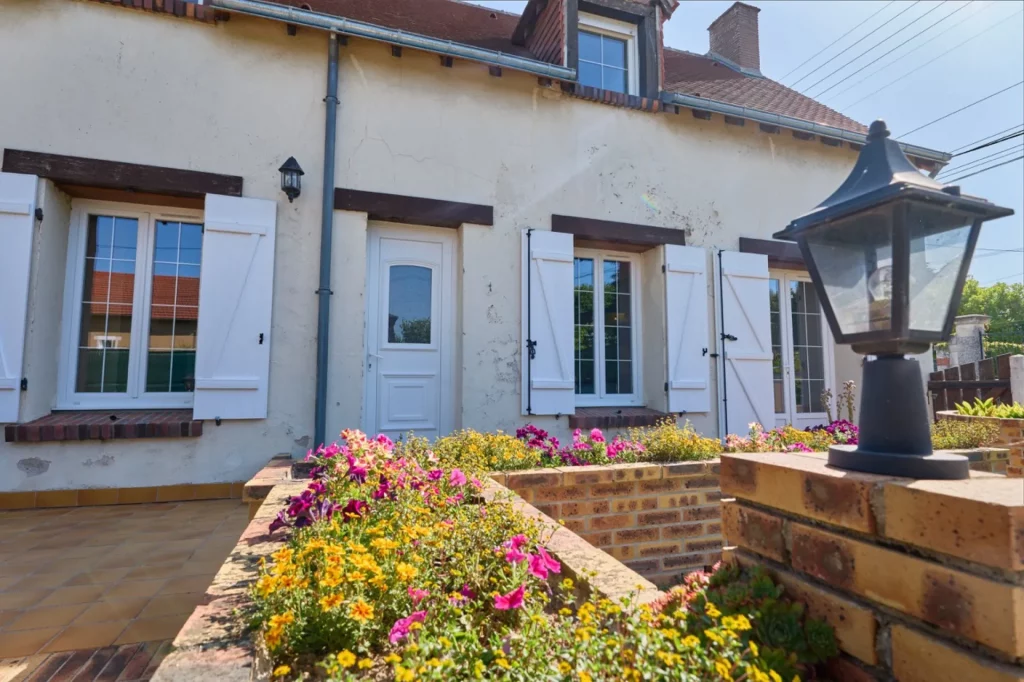 Façade de la maison avec fleurs