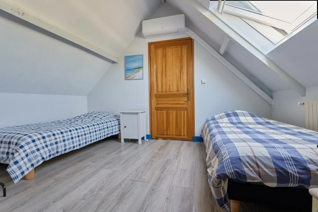 Deux. Lits simples dans la chambre à l'étage.