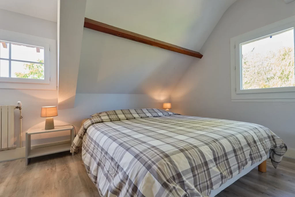 Lit double de la chambre parentale