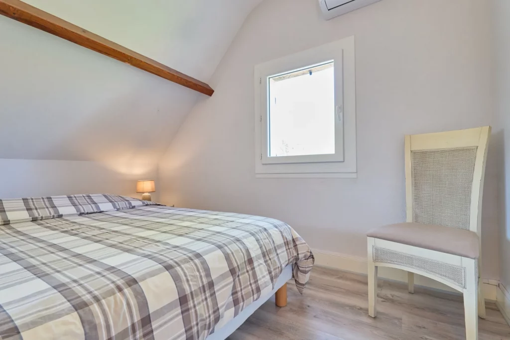 Chambre à l'étage avec lit double et lit bébé