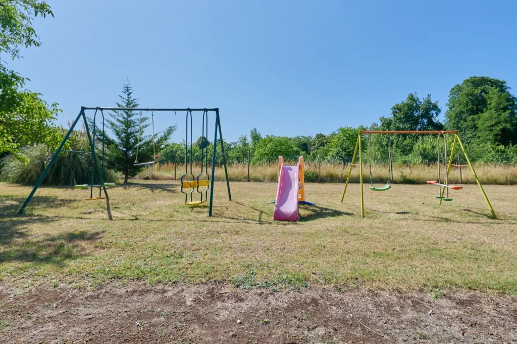 Jeux pour enfants, balançoire, toboggan