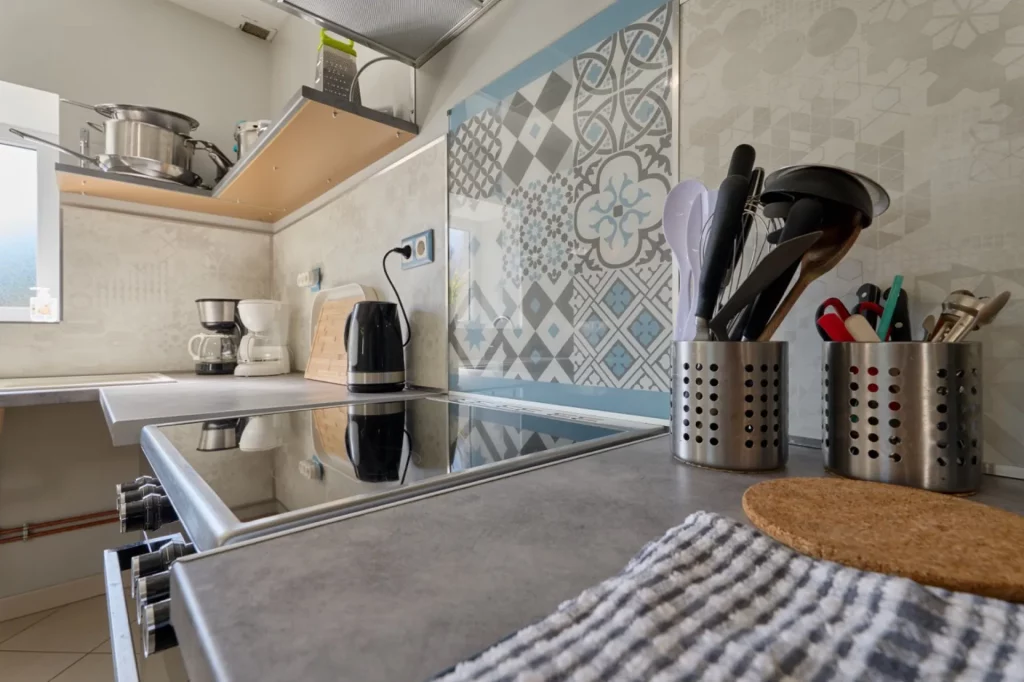 Gros plan sur les équipements de la cuisine