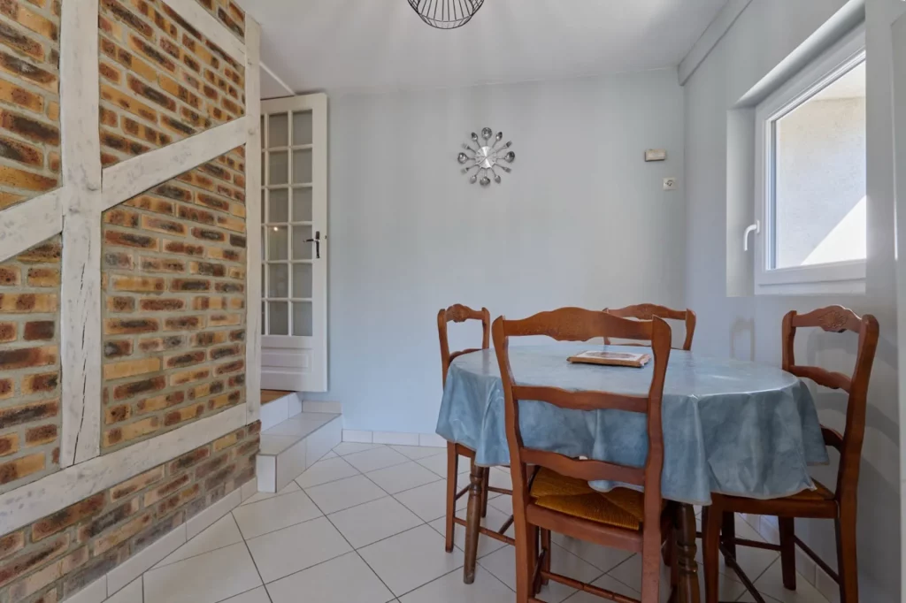 Espace repas dans la cuisine